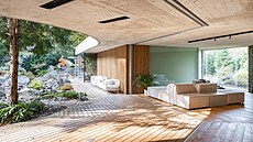 Propojení interiéru s exteriérem lze maximalizovat odsunutím sklen�né fasády...