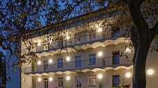 Nasvícením klenutého stropu pavla�í vznikl nádherný optický efekt.