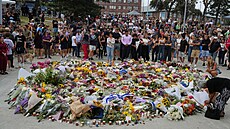 Lidé uctívají obti stelby na Bondi Beach v Sydney. (15. prosince 2025)