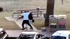 Jednoho z úto�ník� v Sydney p�emohl Ahmed al-Ahmed. (14. prosince 2025)