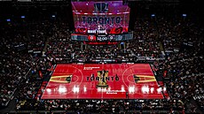 Scotiabank Arena sleduje za�átek �tvrtfinálového ma�e  NBA Cupu mezi Toronto...
