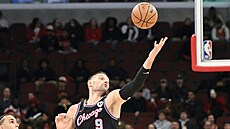 Nikola Vu�evi� z Chicago Bulls v akci.