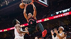 Scottie Barnes z Toronto Raptors sme�uje v utkání s New York Knicks v NBA Cupu.