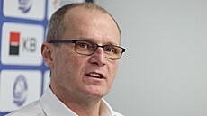 Asistent trenéra Ale� Kráto�ka z Vítkovic na pozápasové tiskové konferenci.