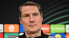 Trenér Brian Priske na tiskové konferenci p�ed zápasem Sparty s Aberdeenem v...