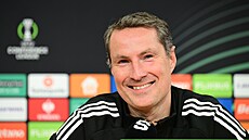 Trenér Brian Priske se usmívá na tiskové konferenci p�ed zápasem Sparty s...