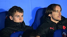 Maximilian Ibrahimovic na lavi�ce AC Milán vedle Luky Modri�e.