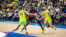 Emma echová a Bridget Carletonová z USK Praha brzdí útok Awak Kuierové z...