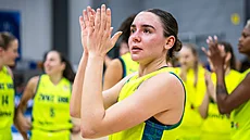 Pauline Astierová dkuje fanoukm USK Praha po zápase v Eurolize.