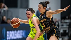 Pauline Astierová z USK Praha a Teja Oblaková z Galatasaraye.