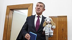 Po uvedení ministr� do jejich ú�ad� se Andrej Babi� p�esunul do své kancelá�e...