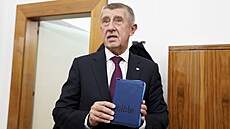 Po uvedení ministr� do jejich ú�ad� se Andrej Babi� p�esunul do své kancelá�e...