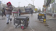 Blackout. Generátory elektiny ped obchody v Kyjev po ruském útoku na...