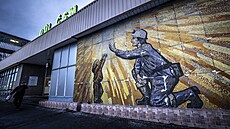 Vstup do areálu zdobí od roku 1979 plastika Vladimíra Neuwirta Horník a d�v�e.