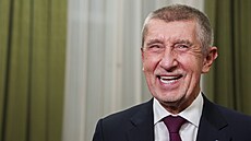 Po uvedení ministr� do jejich ú�ad� se Andrej Babi� p�esunul do své kancelá�e...