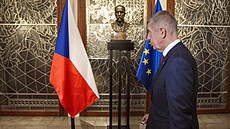 Po uvedení ministr� do jejich ú�ad� se Andrej Babi� p�esunul do své kancelá�e...