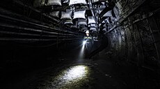 Ku�el sv�tla oza�uje porub �. 300 215 v lokalit� Sever. Jsme v hloubce zhruba...