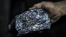 �erné uhlí z Dolu �SM se vyzna�uje nízkým obsahem síry a dal�ích p�ím�sí....