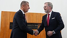 Bývalý premiér Petr Fiala pedal novému premiérovi Andreji Babiovi klí od...