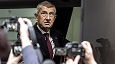 Minist�i nové vlády mí�í na Ú�ad vlády na první jednání autobusem. (15....