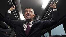 Nový kabinet Andreje Babi�e zamí�il na Ú�ad vlády na první jednání autobusem....