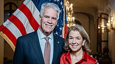 Nicholas Merrick, velvyslanec USA v �esku, s man�elkou Leslie.