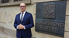 Nov� jmenovaný ministr kultury Oto Klempí� (Motoristé) p�ed ú�adem ministerstva...