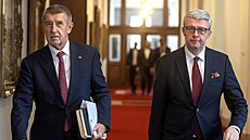 Premiér Andrej Babi� a ministr pr�myslu Karel Havlí�ek p�ichází na zasedání...