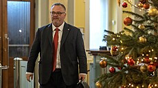 Ministr dopravy Ivan Bednárik p�ichází na zasedání nové vlády ANO, SPD a...