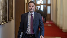 Ministr zahrani�í a �ivotního prost�edí Petr Macinka p�ichází na zasedání nové...