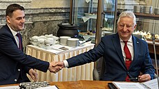 Ministr zahrani�í a �ivotního prost�edí Petr Macinka a ministr obrany Jaromír...