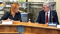 Ministryn� financí Alena Schillerová a ministr pr�myslu Karel Havlí�ek na...