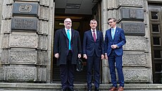 Andrej Babi� (ANO) s bývalým ministrem dopravy Martinem Kupkou (vpravo) a nov�...