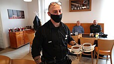 Ji�í Jane�ek z pivovaru Malý Janek, otev�el restauraci na protest proti vládním...