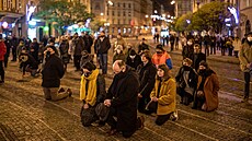 P�lno�ní m�e p�ed kostelem svatého Antonína na Strossmayerov� nám�stí v...