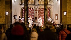 P�lno�ní m�e p�ed kostelem svatého Antonína na Strossmayerov� nám�stí v...