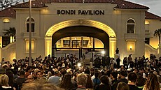 Pocta a vzpomínka na Bondi Beach den po st�elb�, p�i které zem�elo nejmén�...