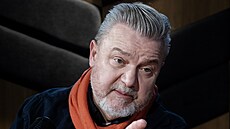 Hostem poadu Rozstel je moderátor Milo Pokorný.