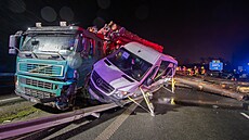 Na dálnici D56 u Paskova se srazily nákladní vz, dodávka a pt osobních aut,...