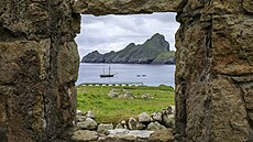 Torza kamenných dom�, ohrady, kaple. V�e usazené v malé zátoce obklopené útesy,...