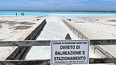 Plá�e sv�ta vd��í za vybarvení svého písku slo�itým geologickým proces�m....