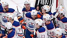 Hrá�i Edmontonu gratulují Leonu Draisaitlovi (uprost�ed) k 1000. bodu v NHL.