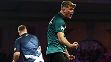 �ipka� Charlie Manby slaví výhru v prvním kole na mistrovství sv�ta.