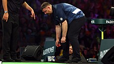 �ipka� Cameron Menzies sbírá v�ci po vy�azení v prvním kole na mistrovství...
