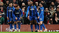 Antoine Semenyo slaví se spoluhrá�i z Bournemouthu gól proti Manchesteru United.