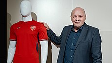 Miroslav Koubek, nový trenér �eské fotbalové reprezentace, pózuje s dresem pro...