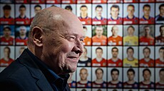 Miroslav Koubek, nový trenér �eské fotbalové reprezentace, pózuje v síni slávy...