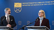 Konící ministryn obrany Jana ernochová s premiérem Petrem Fialou (oba ODS)...