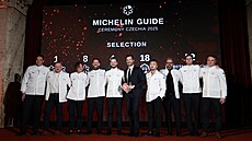 Mezinárodní �editel Michelin Guide Gwendal Poullennec s �éfkucha�i ocen�nými...