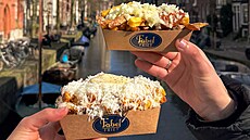 Kv�li snímku s krabi�kou hranolek jsou lidé ochotní stát ve front� i 20 minut....